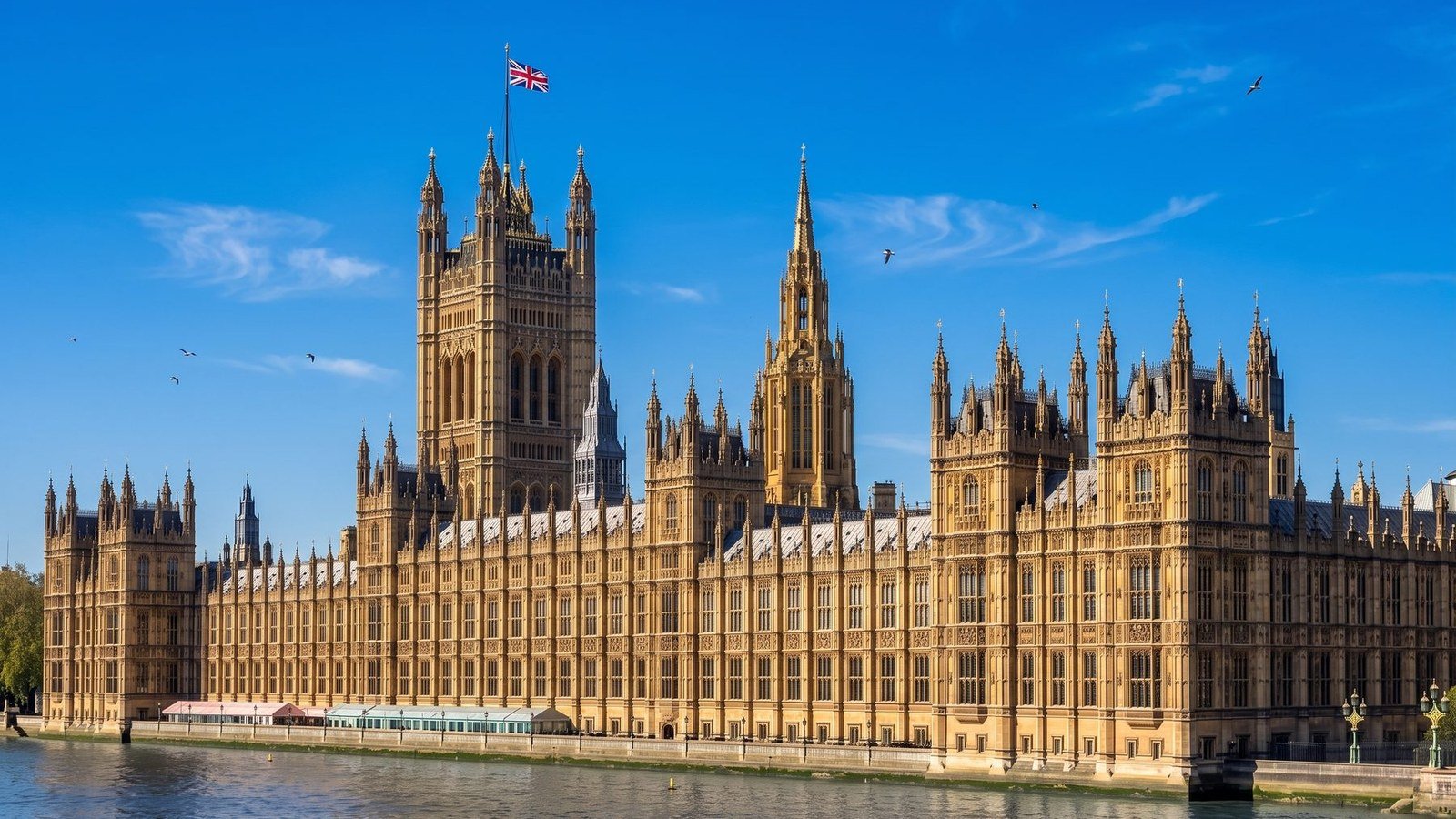 Le palais de Westminster vu depuis la Tamise, siège du Parlement britannique.